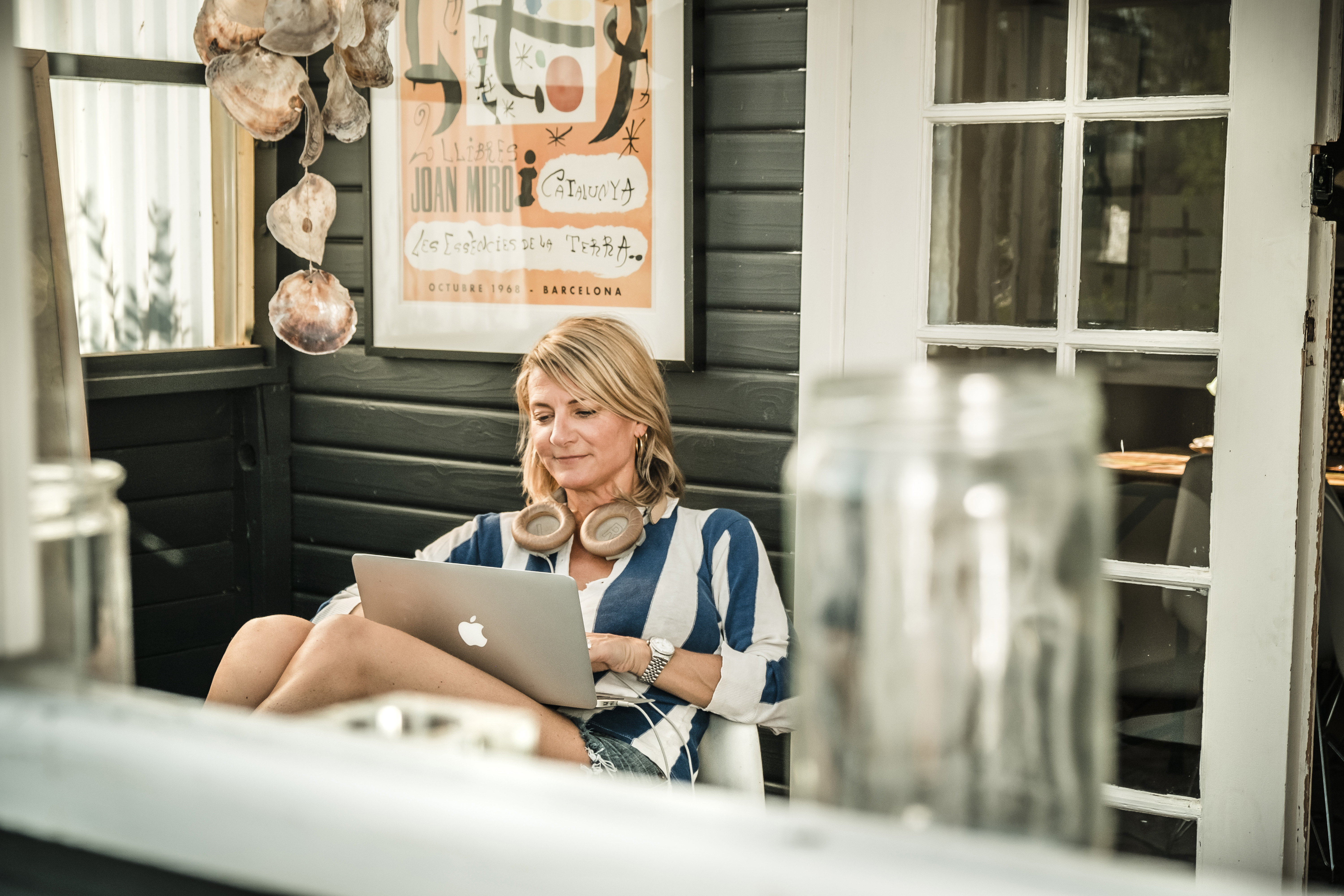 Kvinde med laptop udendørs, fotografi