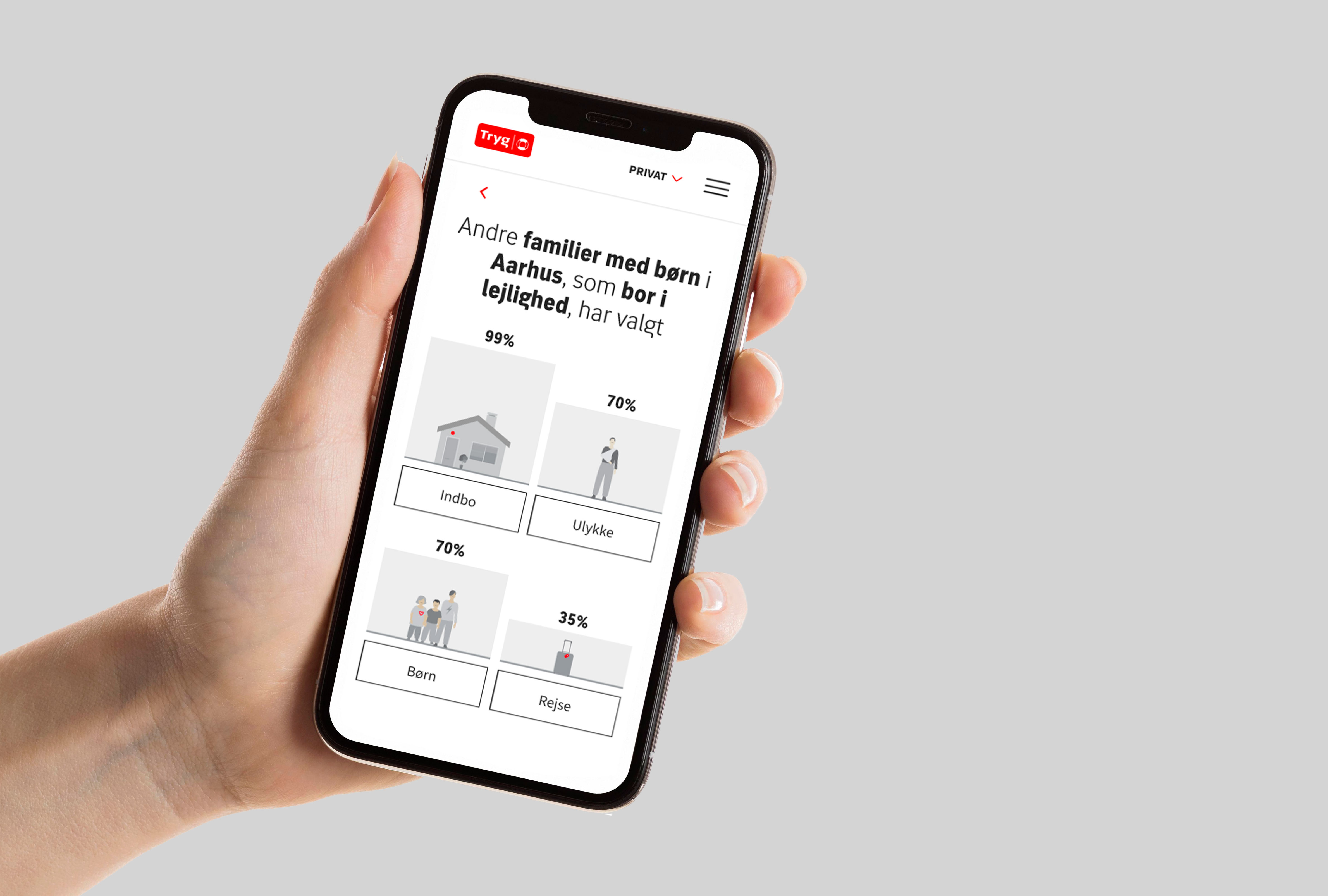 Hånd holder telefon, der viser et eksempel på Tryg Guiden