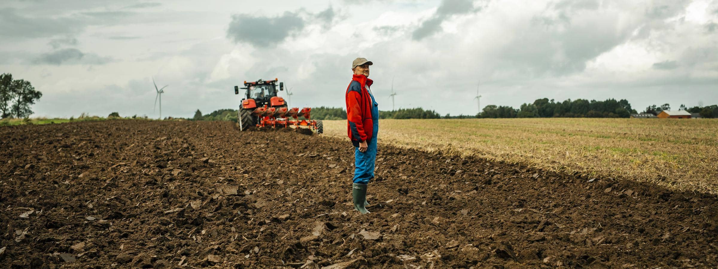 Landmand står på en pløjet mark