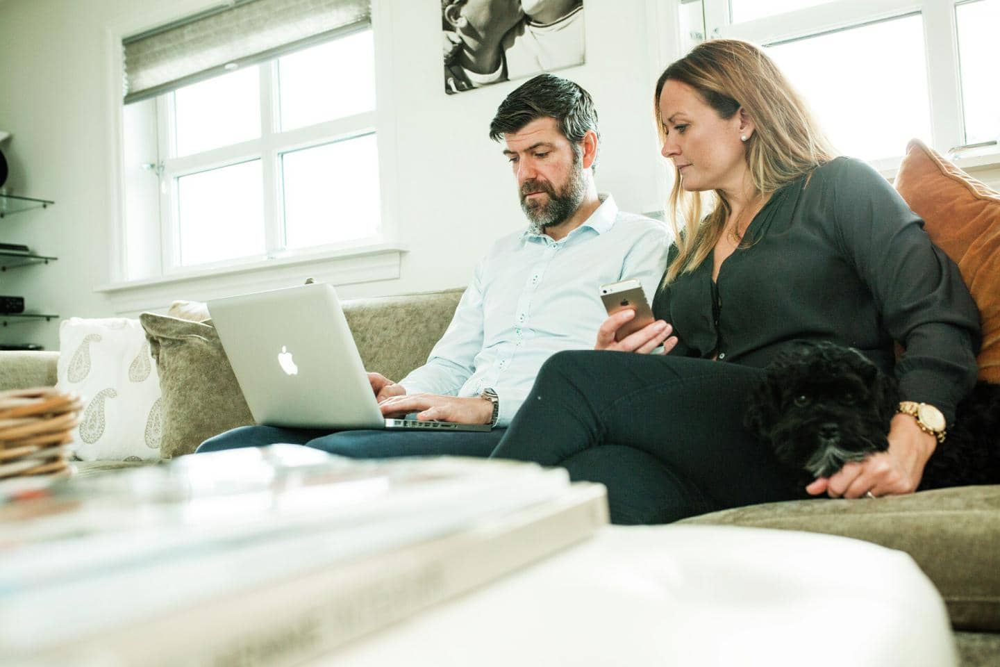 Par med laptop - Arbejdsskadeforsikring