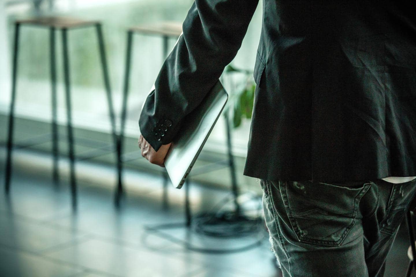 Hånd der holder PC - Cybercase