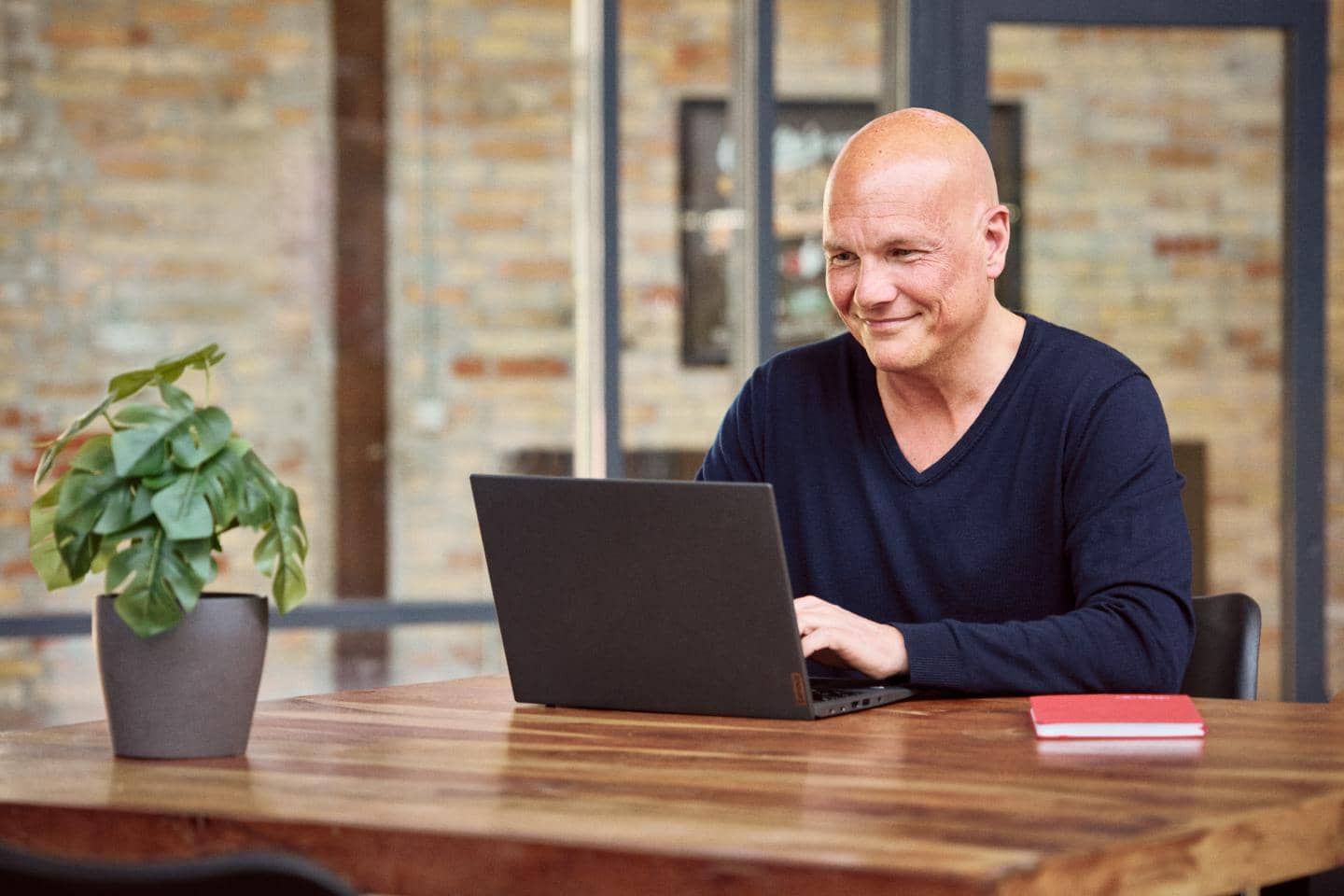 Mand sidder foran computer