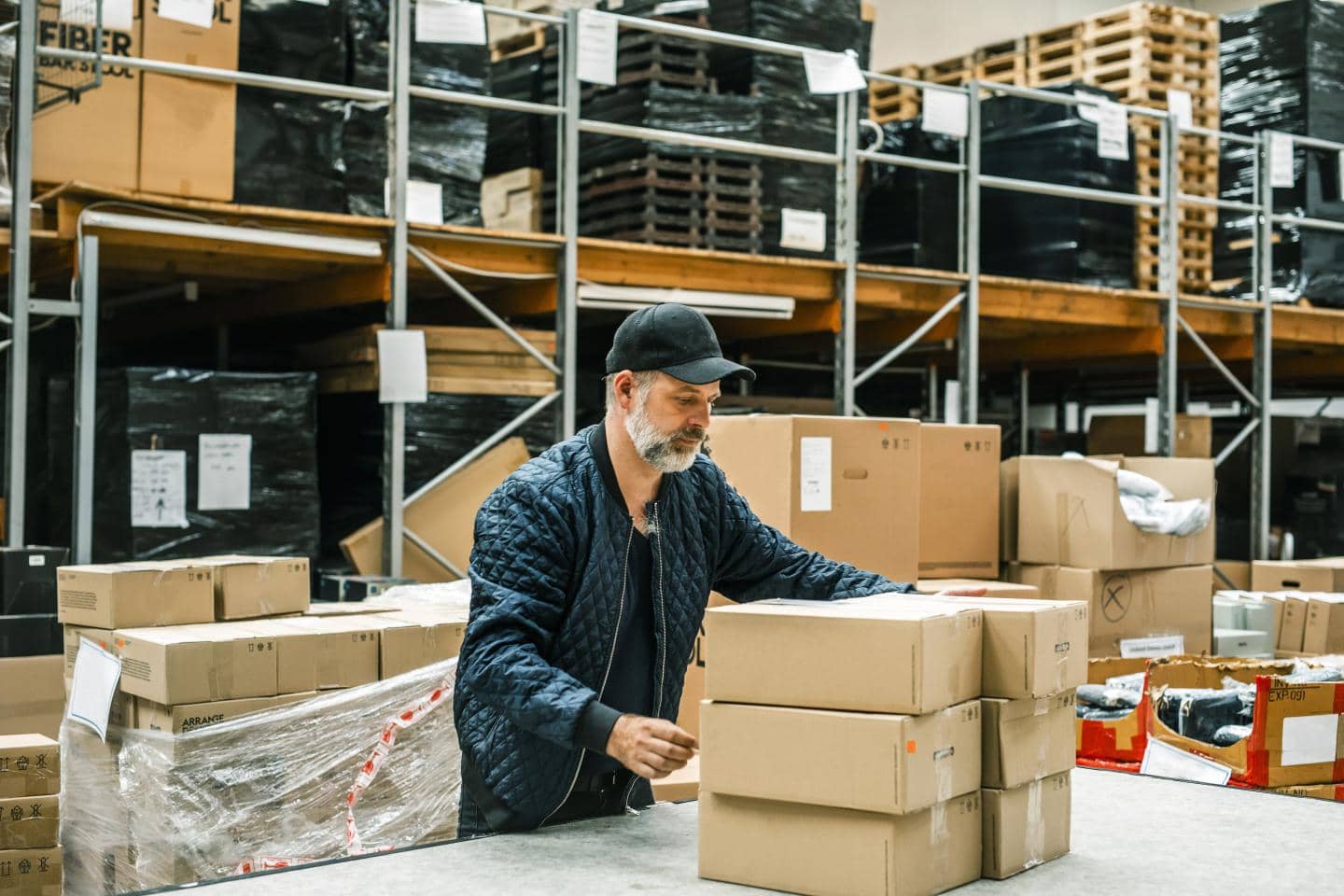 Mand pakker varer på et lager
