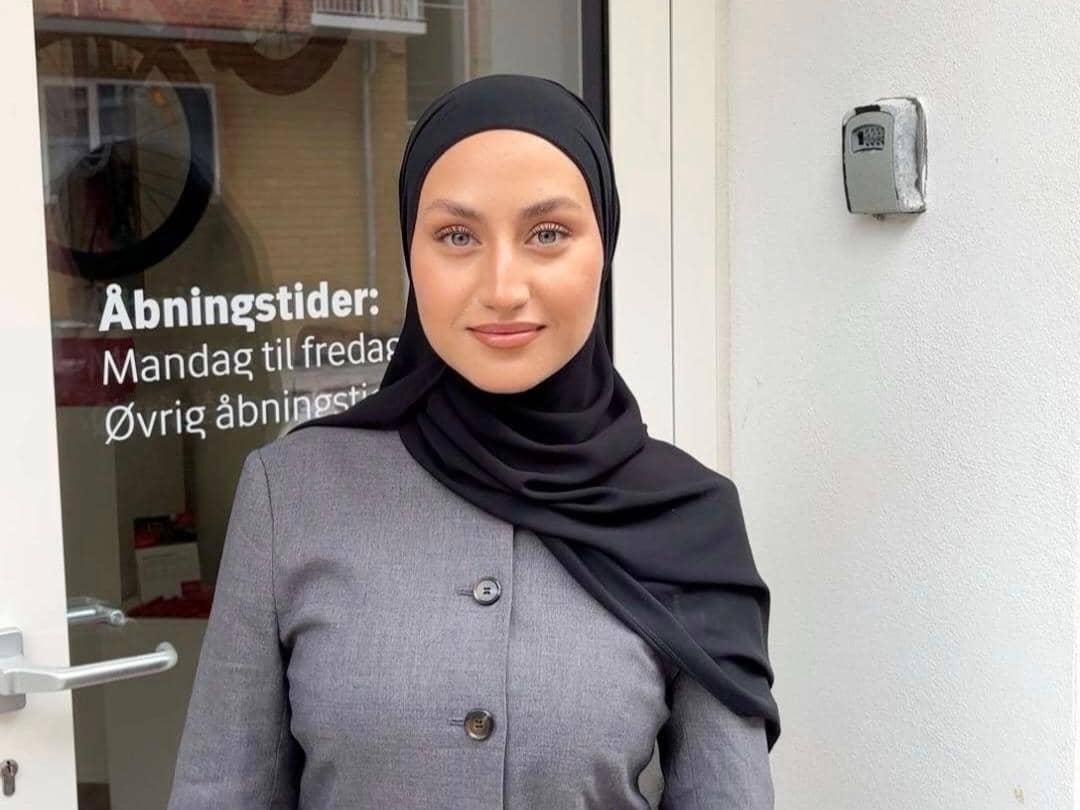 Kvinde foran butiksdør