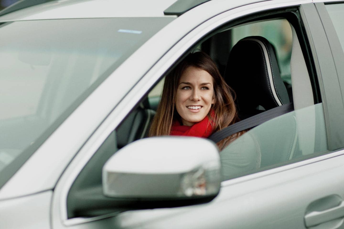 Kvinde sidder i en bil