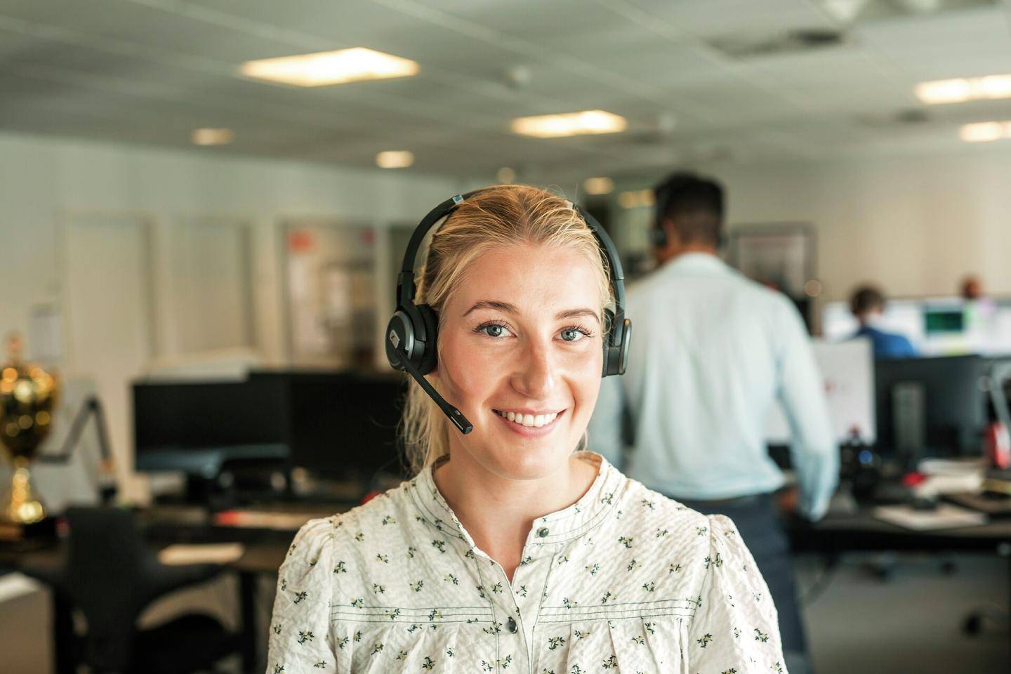 Kvinde med headset smiler